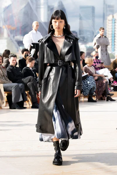 Look 16